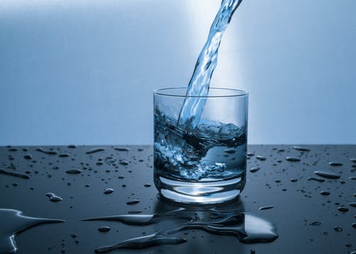 सुबह सुबह गरम पानी पिने के फायदे जानिए