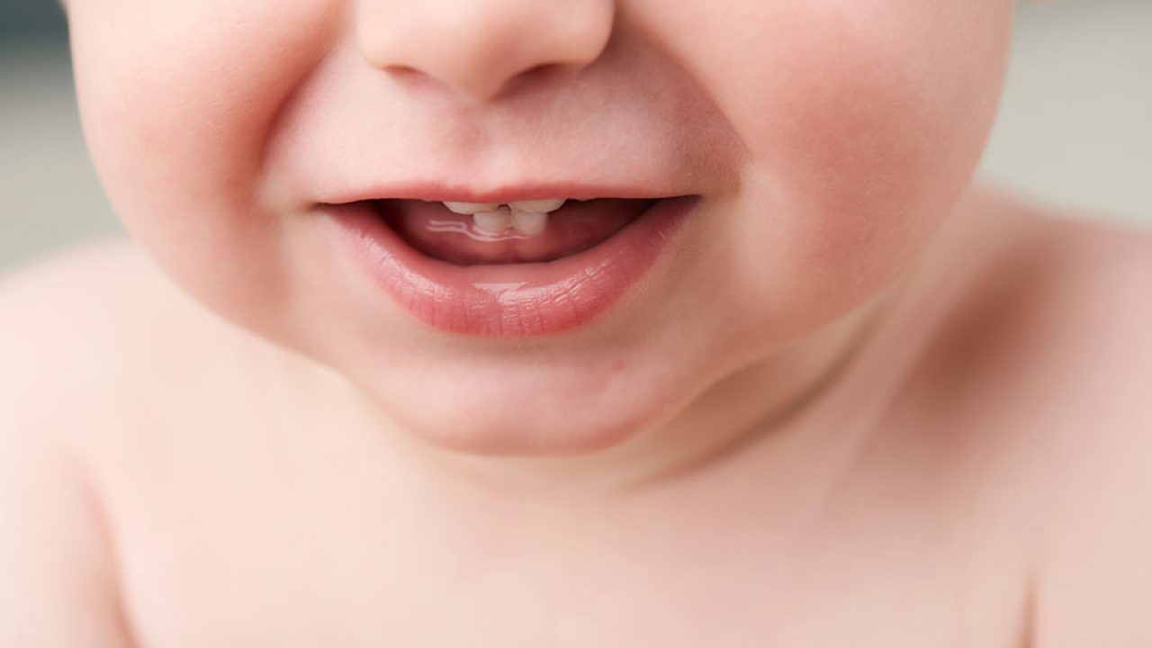 शिशु के दूध के दांत आने के दौरान बुखार से ऐसे पाएं राहत