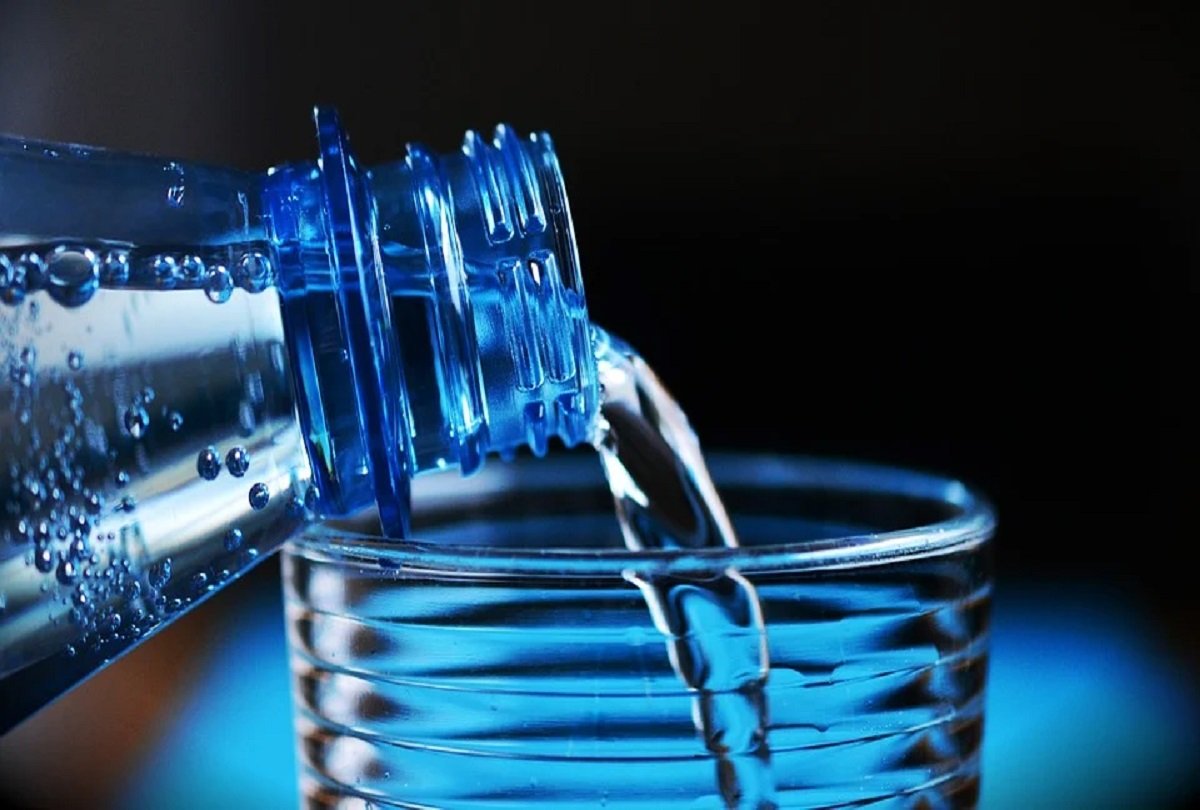एक व्यक्ति को एक दिन में कितने गिलास पानी पीना चाहिए